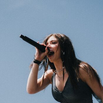 Chrissy Costanza