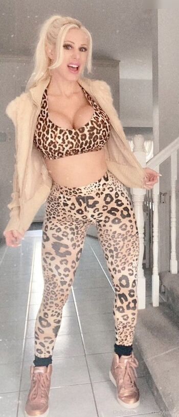Curvy Jenna