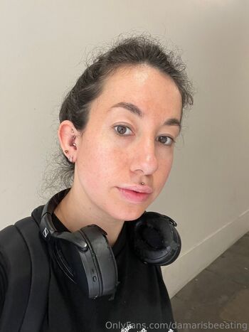 damarisbeeating
