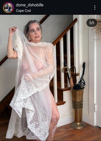 Dame Dishabille