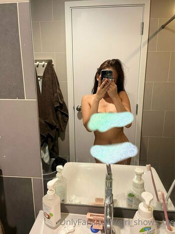 girl_shows_tits