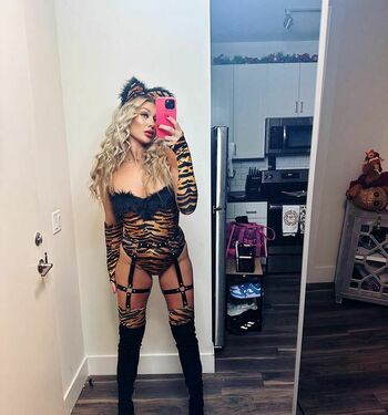 Izzi Dame