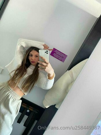 leona_corona