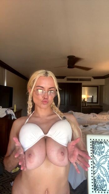 Lindsey Pelas