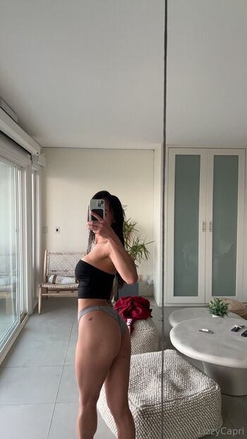 Lizzy Capri