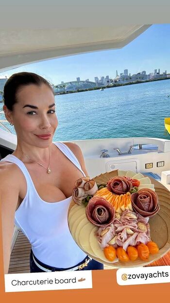 Lucie Zova (@lucie_zova) Satin Bloom