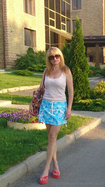 mature_aunt