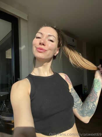olivia_on_pole