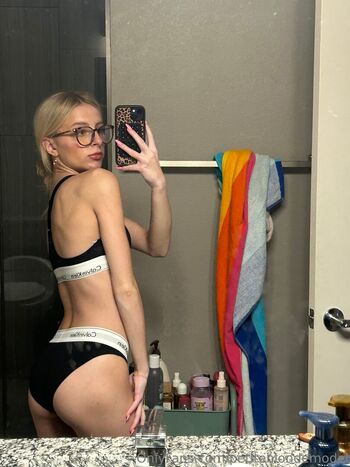 petiteblondemodel