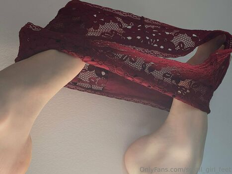 small_girl_feet