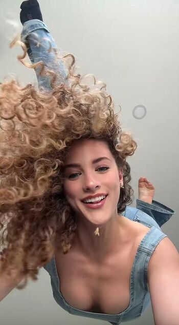 Sofie Dossi