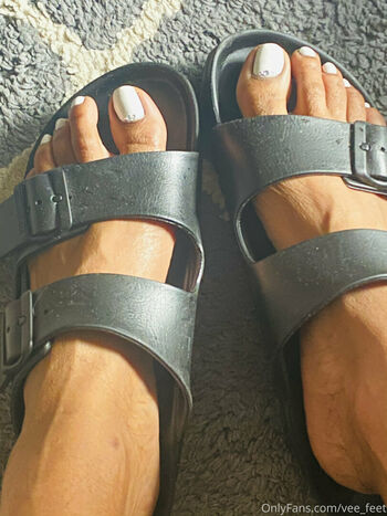 vee_feet