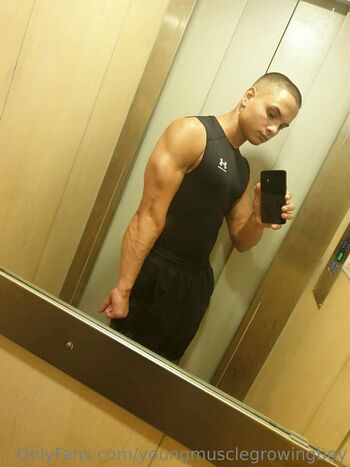 youngmusclegrowingboy