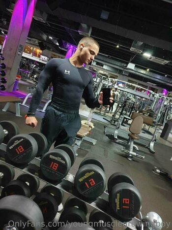 youngmusclegrowingboy