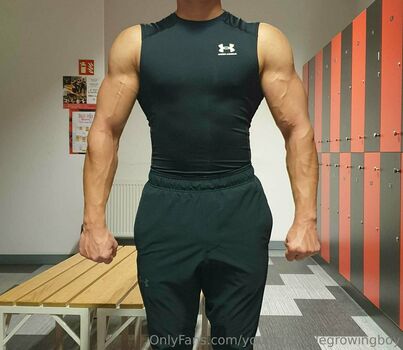 youngmusclegrowingboy